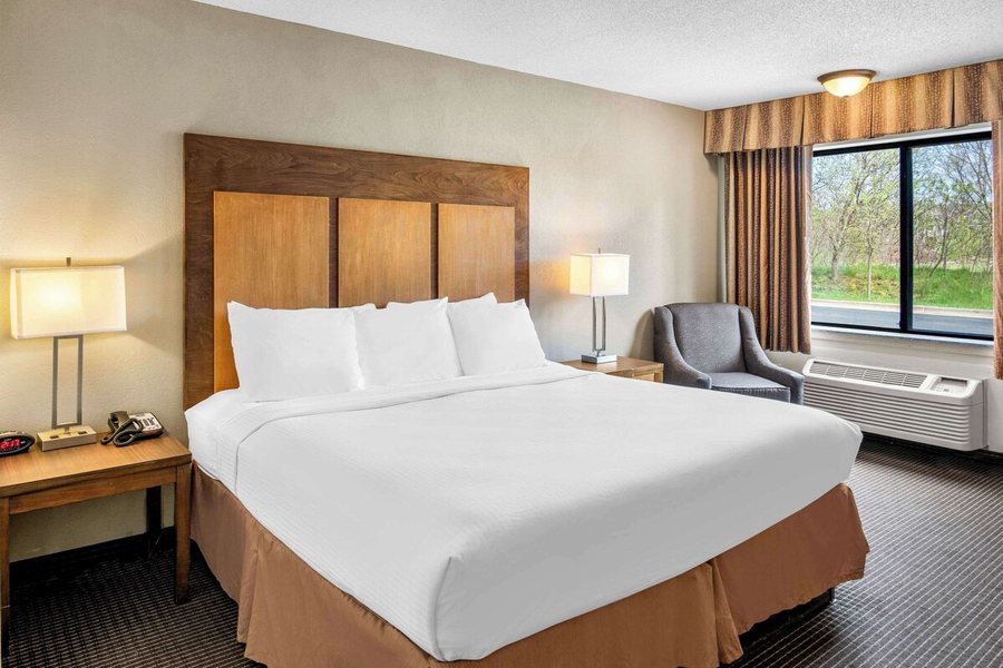 White Pines Inn Suites of Holland — Guest room