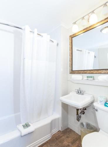 White Porch Inn Art Hotel — Bathroom