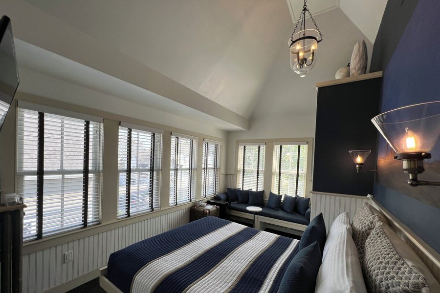 White Porch Inn Art Hotel — Guest room