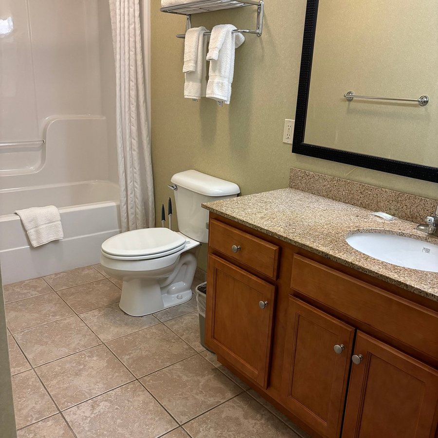 White River Inn and Suites — Bathroom