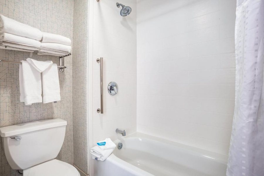 White Rose Inns Motel — Bathroom