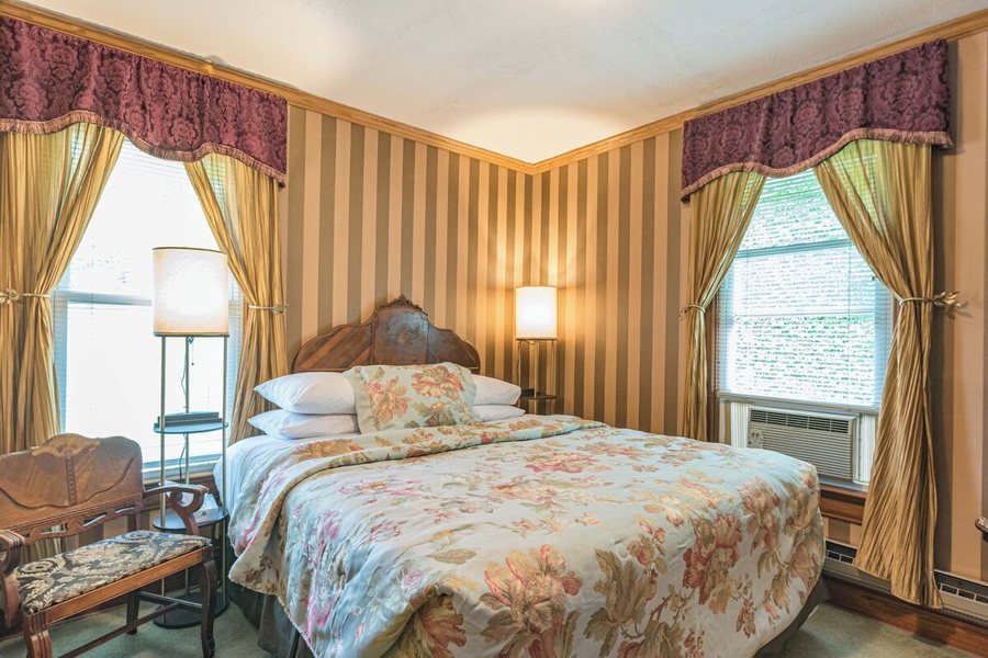 White Rose Inns Motel — Guest room