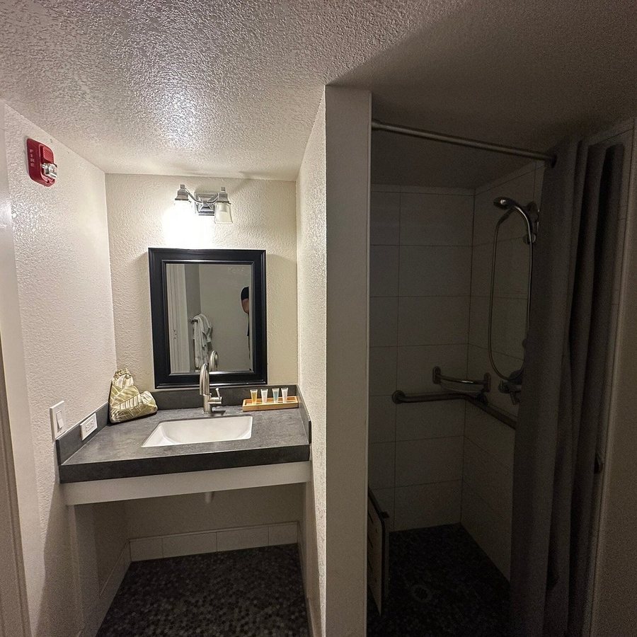 White Sands Hotel — Bathroom