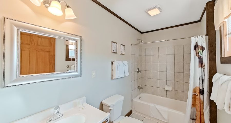 White Wing Lodge — Bathroom