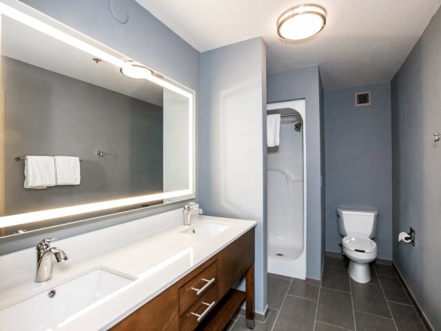Whitefish Riverfront Hotel — Bathroom