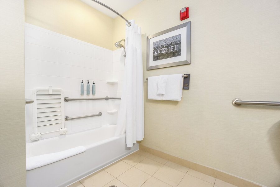 Whitetail Court Hotel — Bathroom