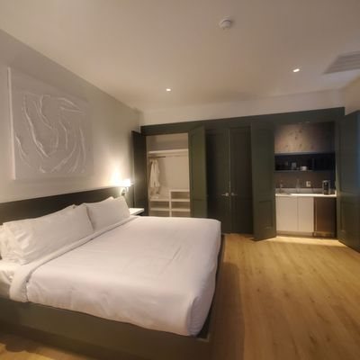 Whitetail Court Hotel — Guest room