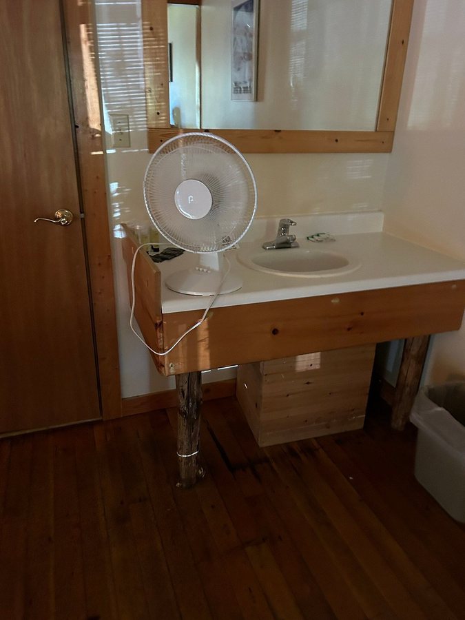Whittaker s Motel and Historic Bunkhouse — Bathroom