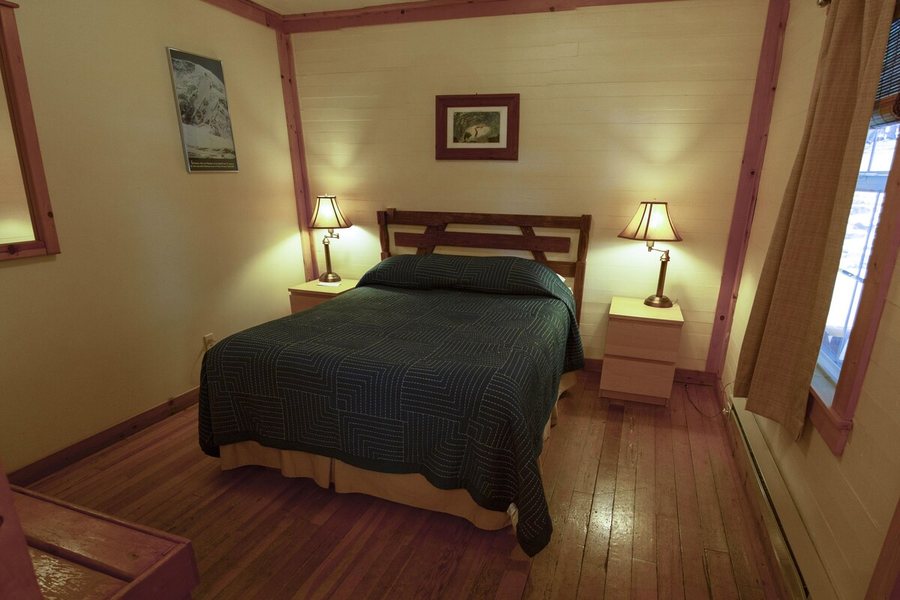 Whittaker s Motel and Historic Bunkhouse — Guest room