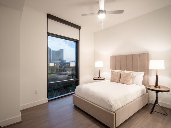 WhyHotel Downtown Houston Convention Center — Guest room