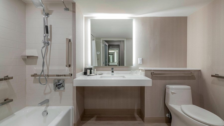 Wichita Marriott — Bathroom