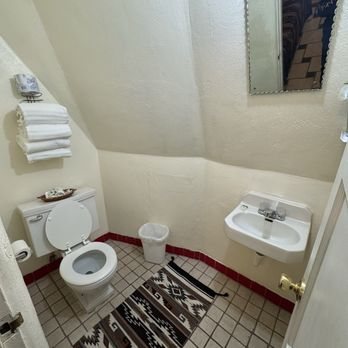 Wigwam Motel — Bathroom