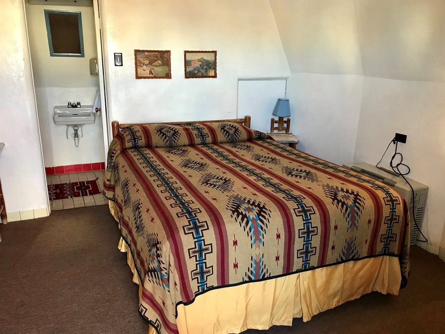 Wigwam Motel — Guest room