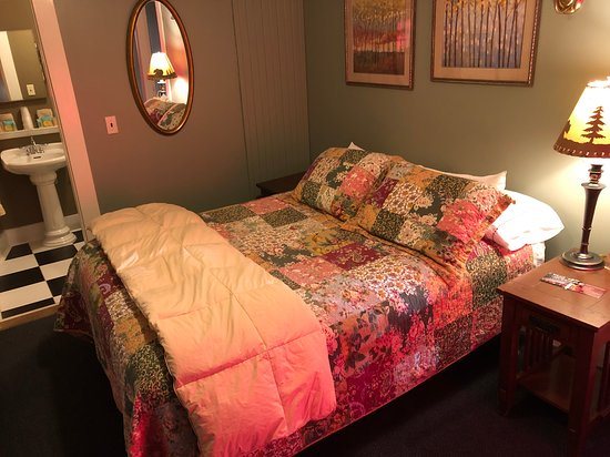 Wildcat Inn Tavern — Guest room