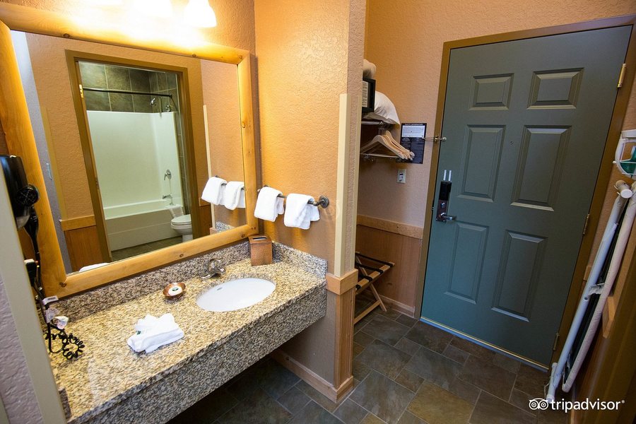 Wilderness at the Smokies Resort — Bathroom