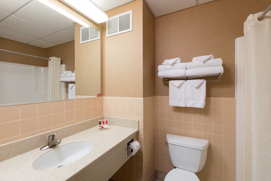 Wildwood Inn a Travelodge by Wyndham — Bathroom
