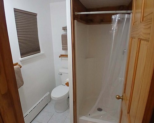 Willard Munger Inn — Bathroom