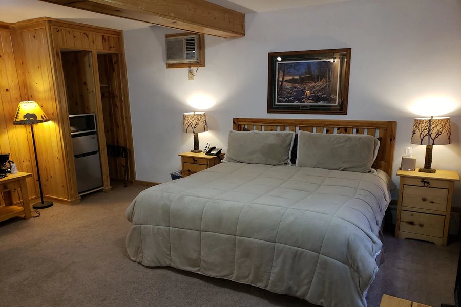 Willard Munger Inn — Guest room