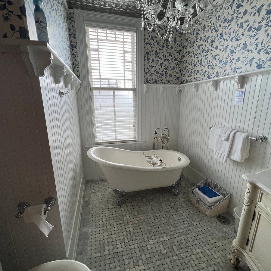 Williams Cottage Inn — Bathroom