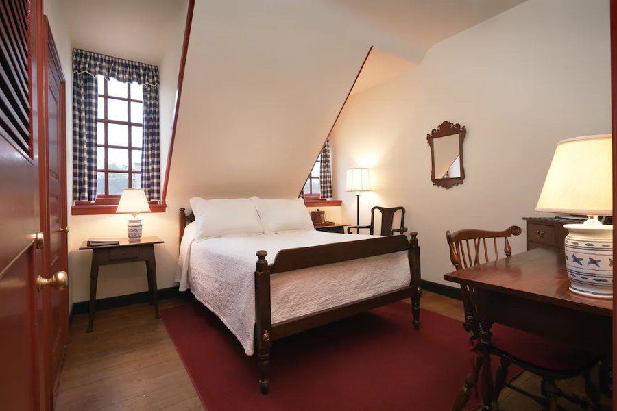 Williamsburg Historic District — Guest room