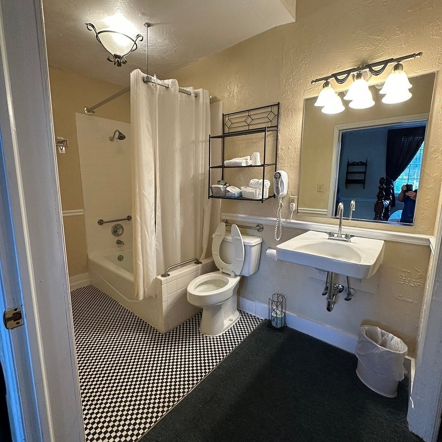 Willowbrook Inn — Bathroom