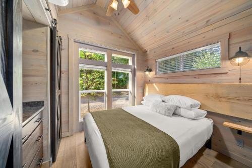 Wilson s Riverfront RV Park — Guest room