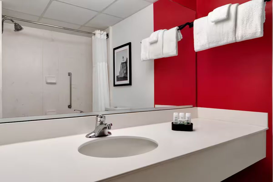 Windemere Hotel and Conference Center — Bathroom