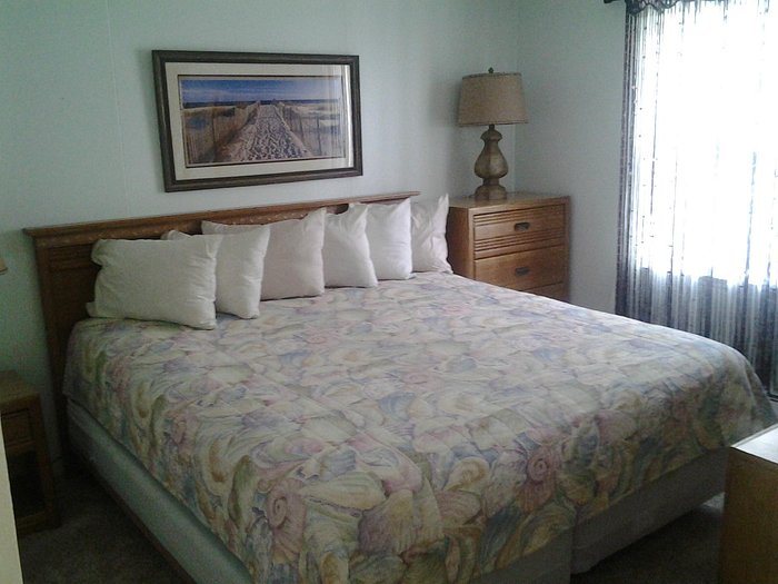 Windjammer Condominiums — Guest room