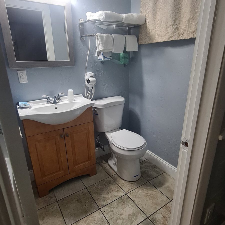 Windrift Motel — Bathroom