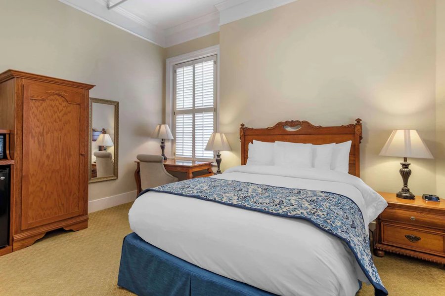 Windsor Hotel an Ascend Collection Hotel — Guest room