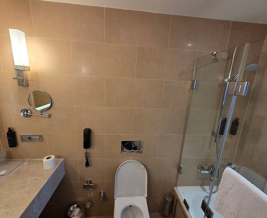 Windsor Hotel — Bathroom