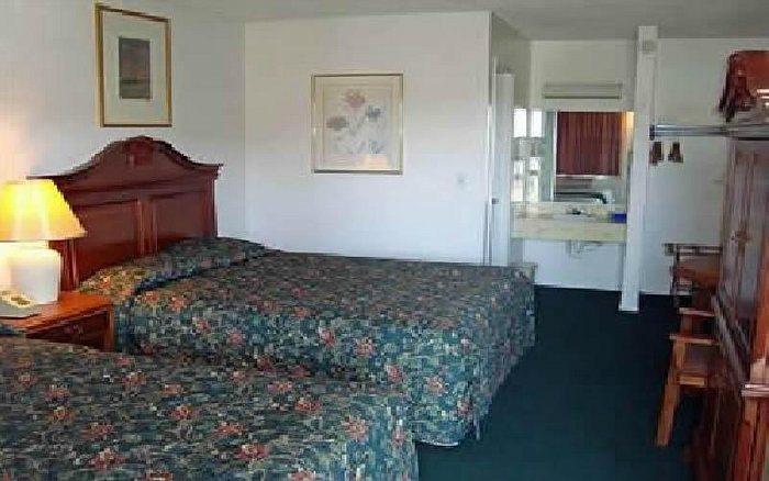 Windsor Inn Motel — Guest room