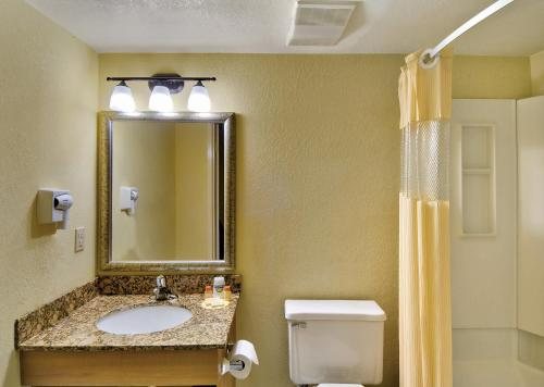 Windsor Mansion Inn — Bathroom