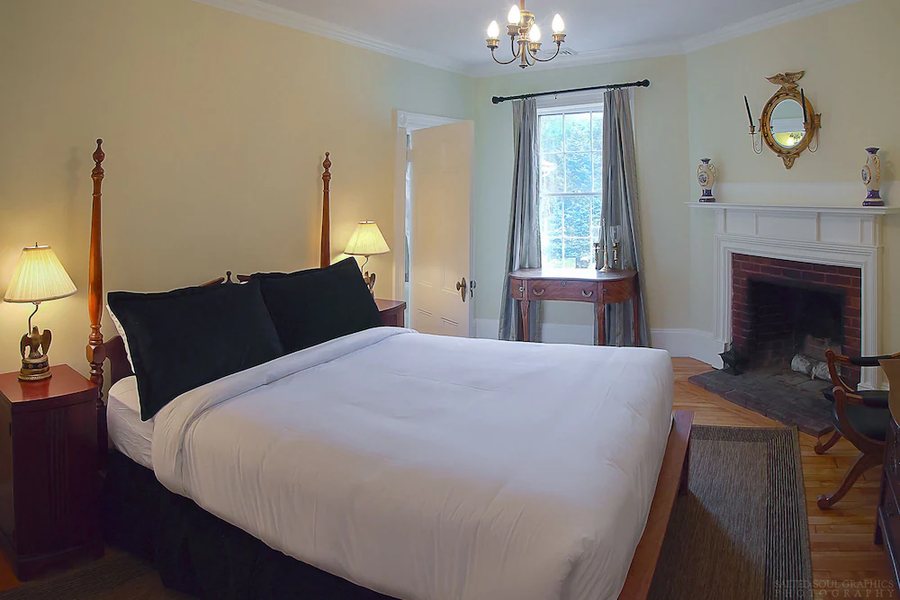 Windsor Mansion Inn — Guest room