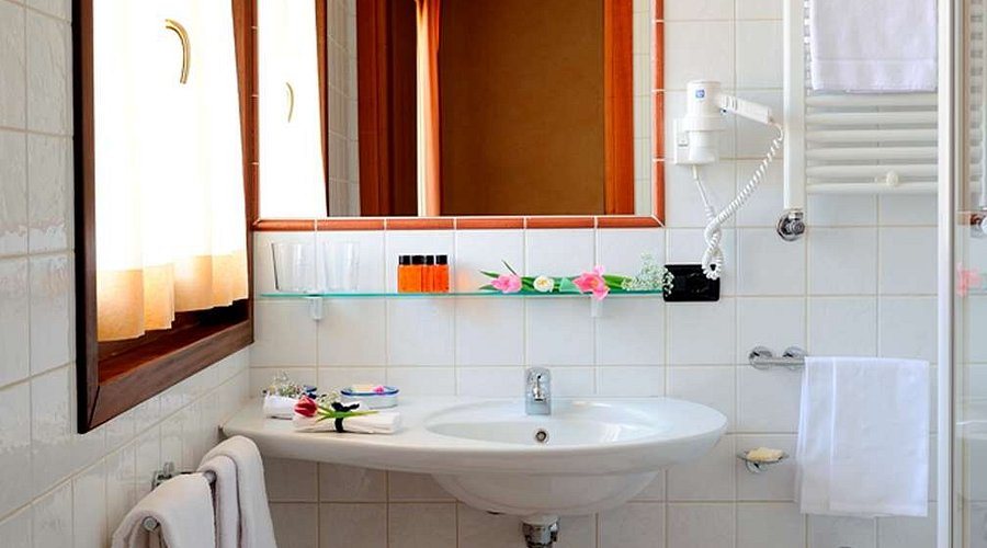 Wine Hotel San Giacomo Activity Wellness — Bathroom