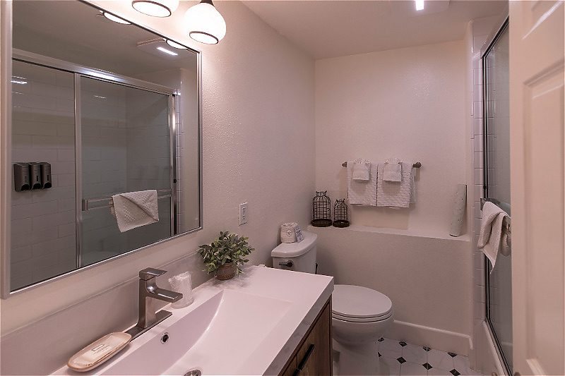Wine Valley Inn Cottages — Bathroom