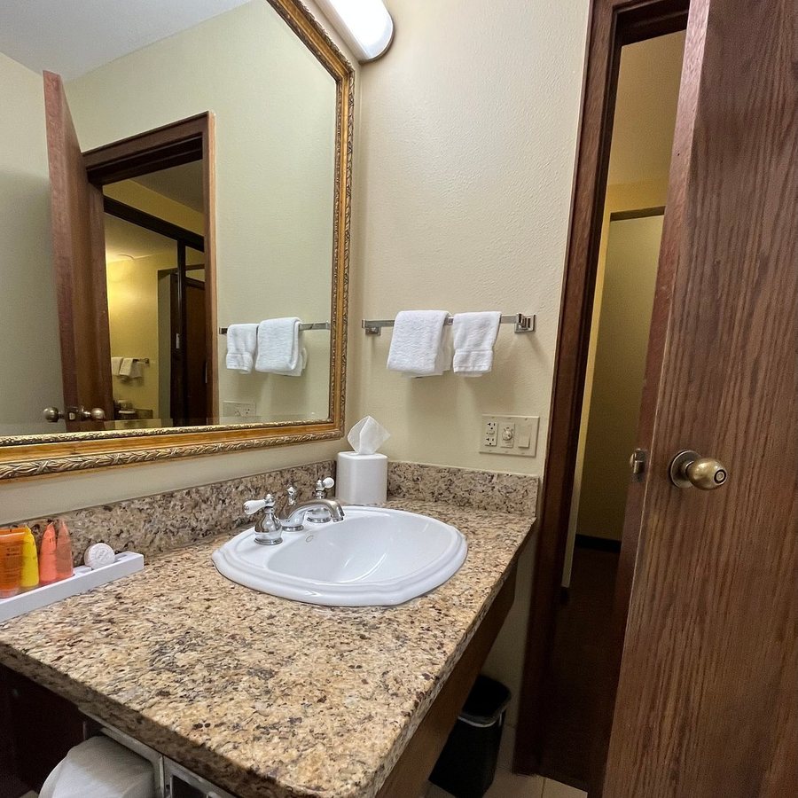 Winema Lodge — Bathroom