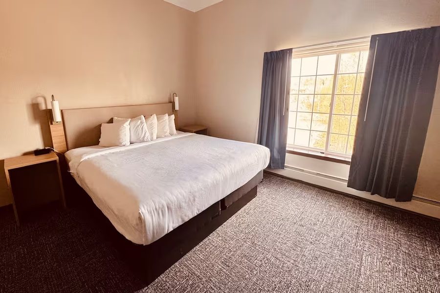 Wingate by Wyndham Anchorage Downtown Ship Creek — Guest room