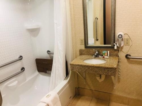 Wingate by Wyndham Ashland — Bathroom