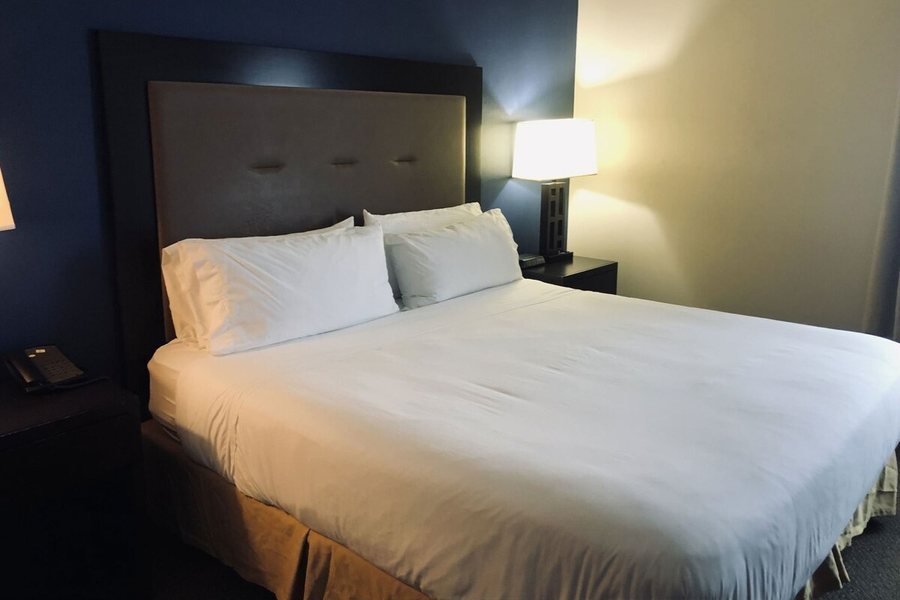 Wingate by Wyndham Ashland — Guest room