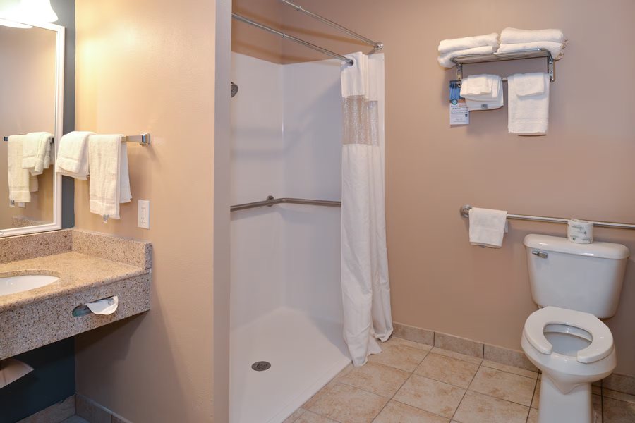 Wingate by Wyndham Beaver I 15 — Bathroom