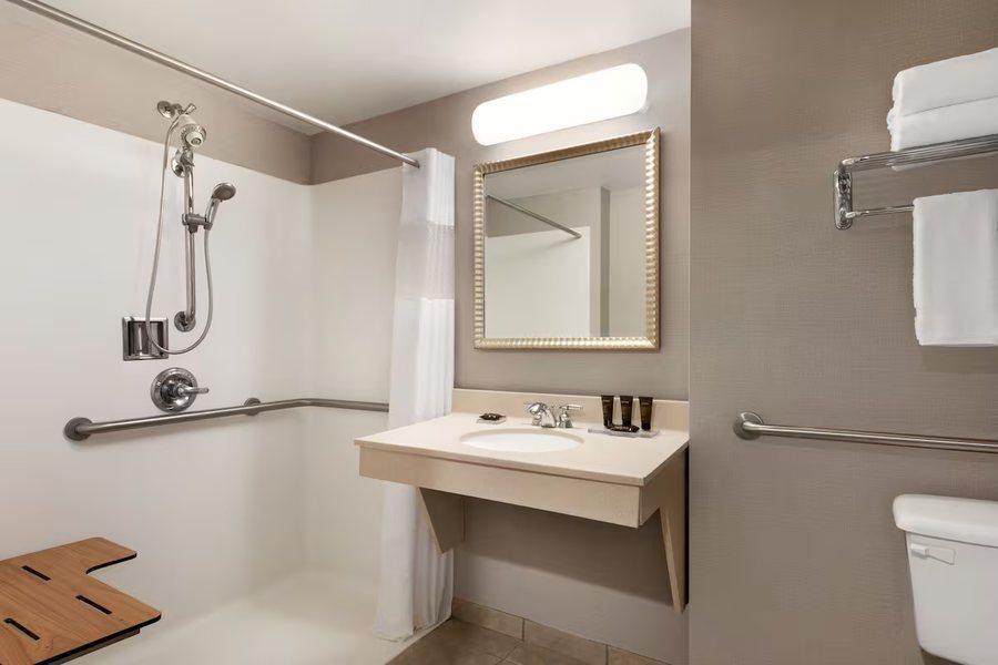 Wingate by Wyndham Bridgeport — Bathroom