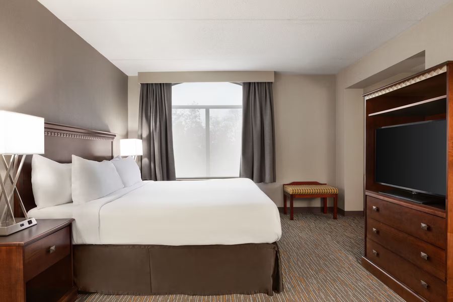 Wingate by Wyndham Bridgeport — Guest room
