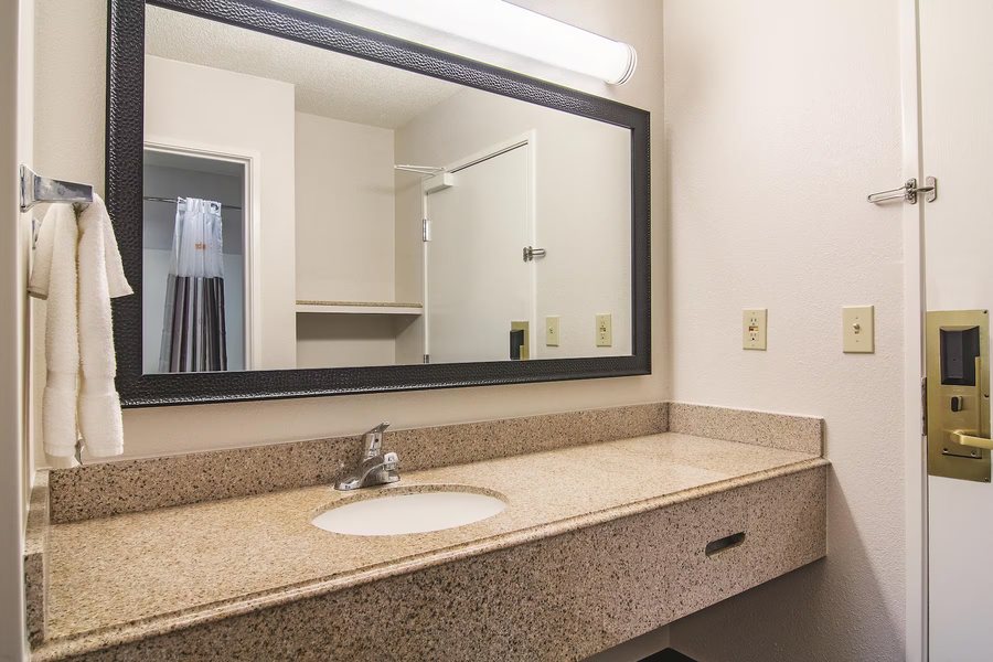 Wingate by Wyndham Brunswick — Bathroom