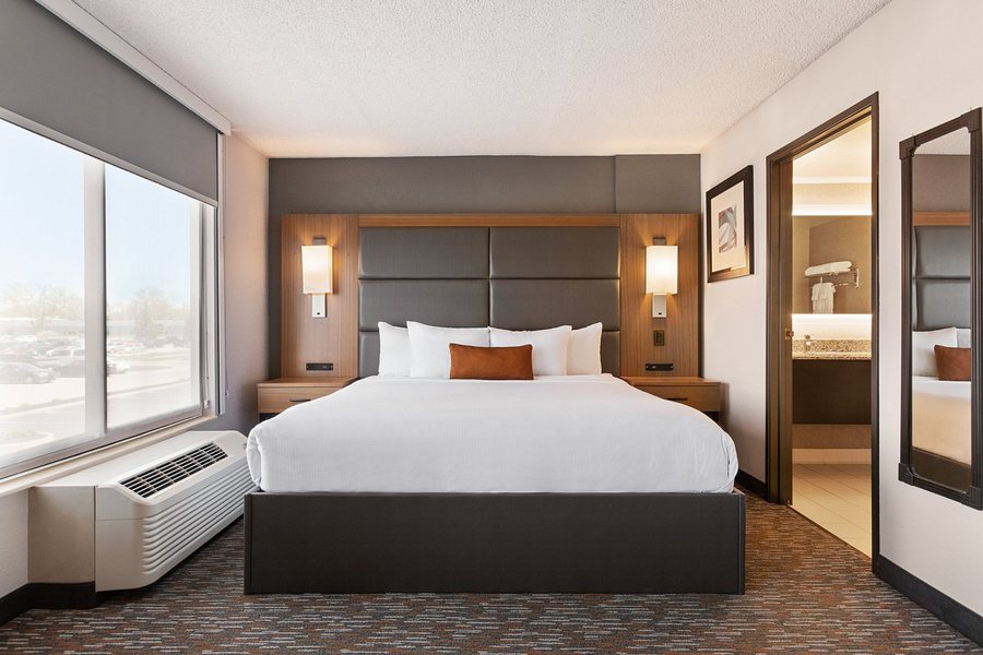 Wingate by Wyndham Cincinnati Blue Ash — Guest room