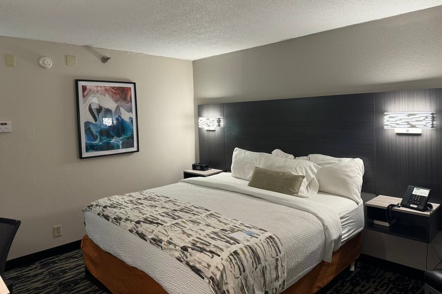 Wingate by Wyndham Dayton North — Guest room