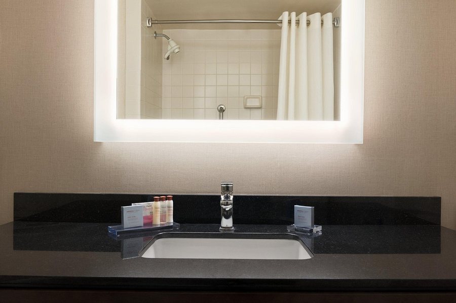 Wingate by Wyndham Fargo — Bathroom