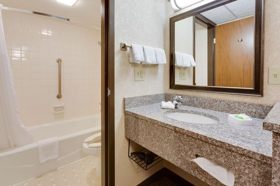 Wingate by Wyndham Gillette — Bathroom