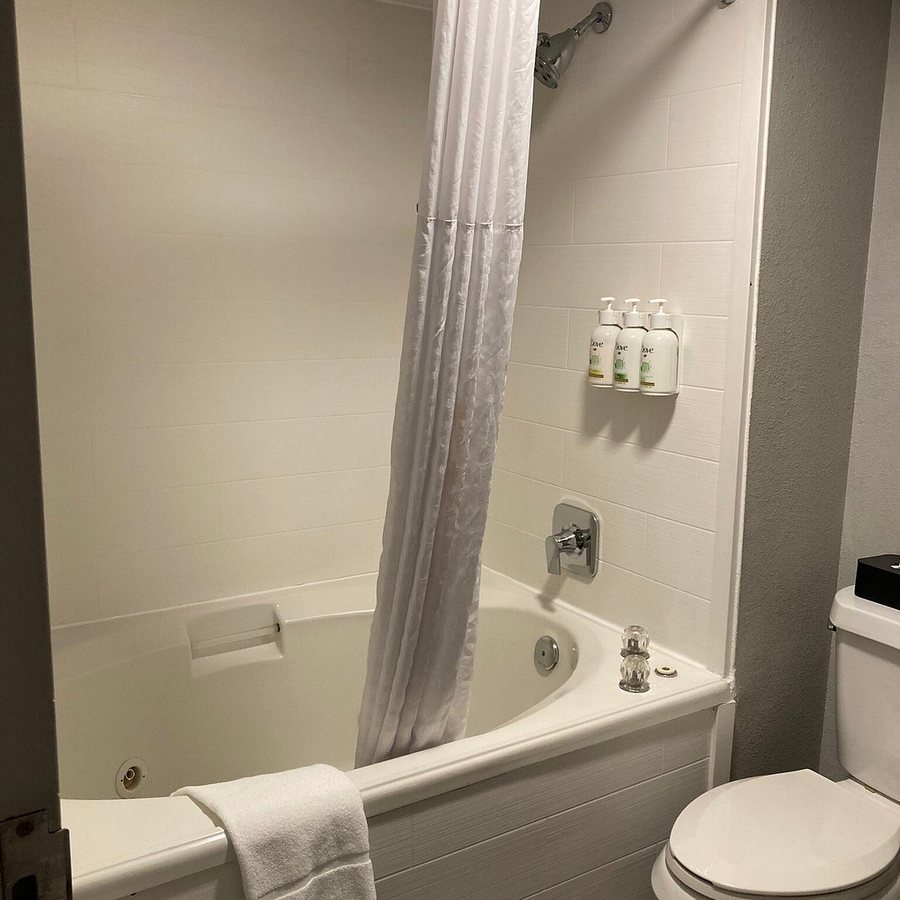 Wingate by Wyndham Goodlettsville — Bathroom