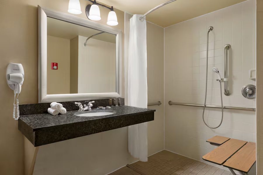 Wingate by Wyndham Greenwood Village Denver Tech — Bathroom